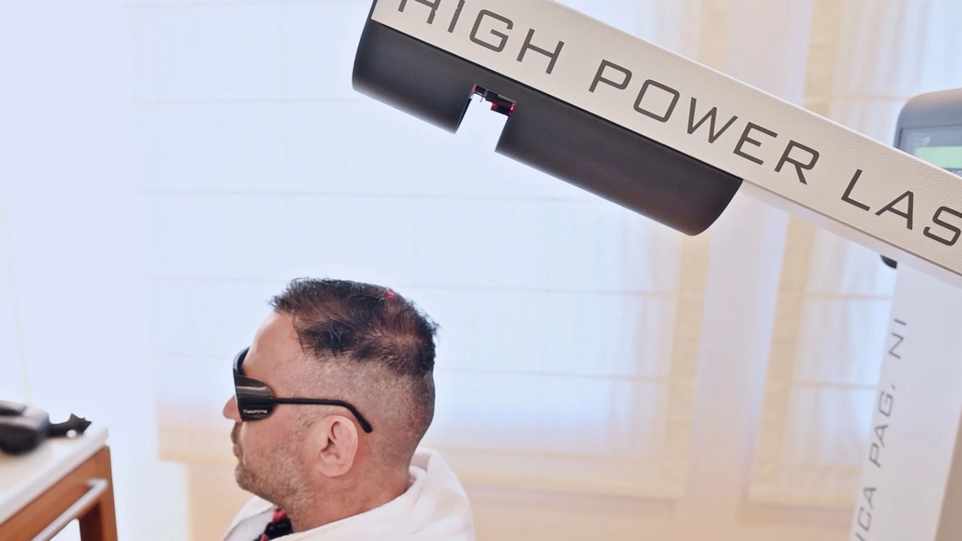 Η θεραπεία με LLLT Laser ενεργοποιεί τα τριχοθυλάκια και βελτιώνει την αιμάτωση, ενισχύοντας φυσικά την τριχοφυΐα.