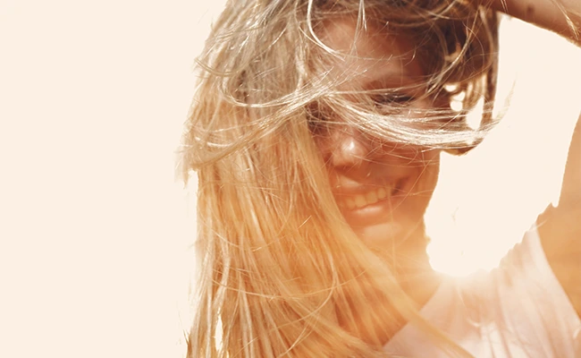 Γυναίκα εμφανίζει ξαφνικά εποχική τριχόπτωση