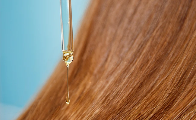 Εφαρμογή καστορέλαιου σε μαλλιά